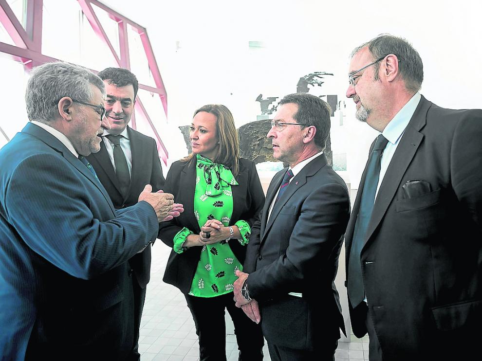 La consejera de Educación, Mayte Pérez, se ha reunido este viernes con sus homólogos de Asturias, Castilla La Mancha, Castilla y León y Galicia para exponer la situación de la escuela rural de las autonomías y llevar a cabo medidas conjuntas.