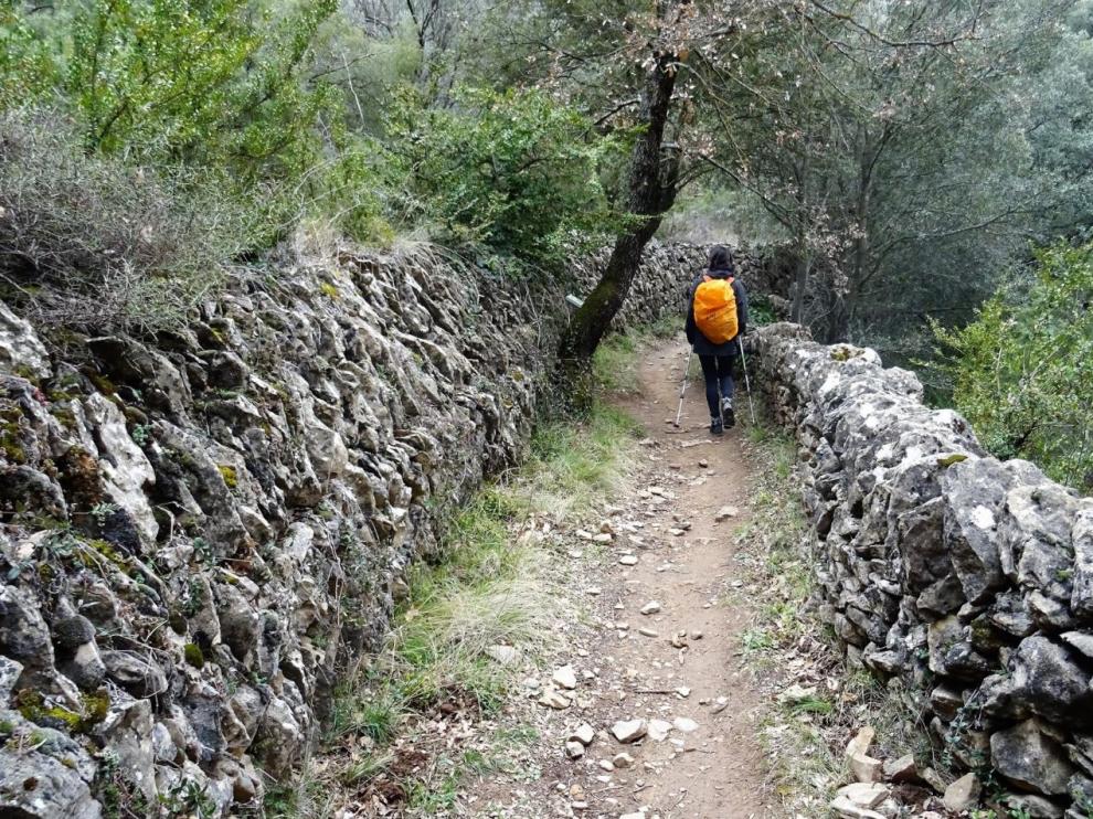 La ruta recorre el Mascún, subiendo por la margen izquierda del barranco.