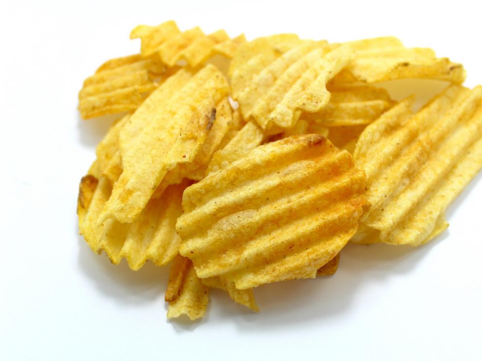 La patata es uno de los alimentos en los que al cocinarla se produce el compuesto de la acrilamida.