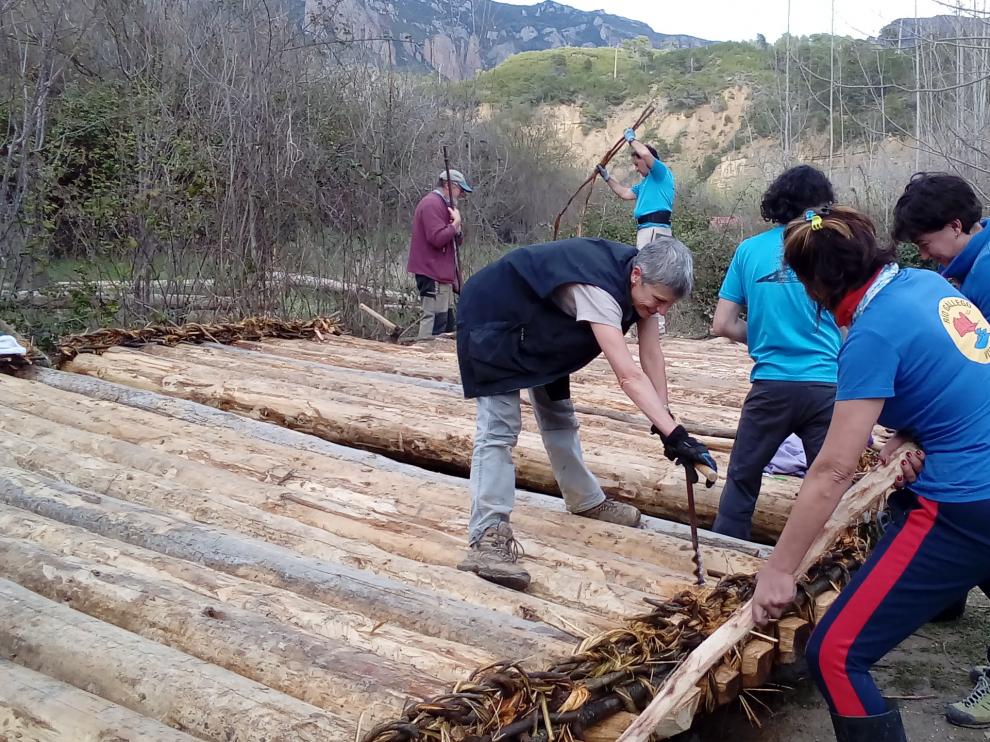 Un grupo de 25 personas ha participado en las labores de construcción