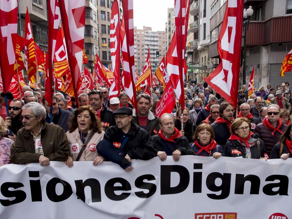 Cientos de manifestantes recorren el centro de Zaragoza