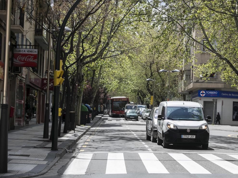 Los vecinos piden una reforma integral de la avenida.