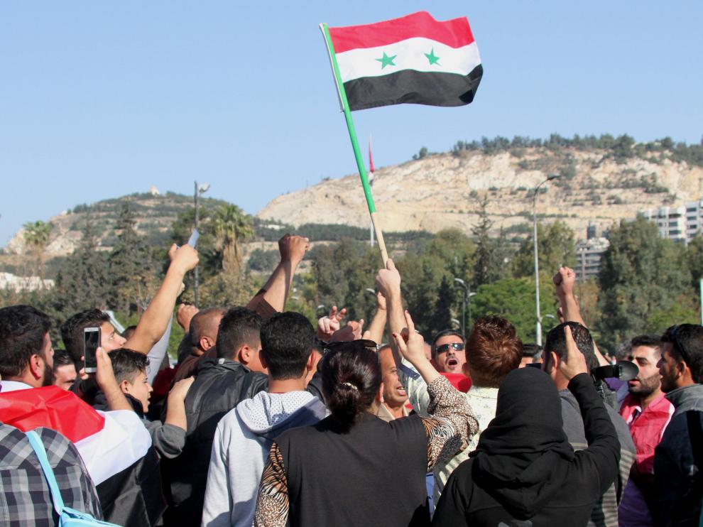 Simpatizantes del régimen de Al Asad protesta este sábado por el ataque.