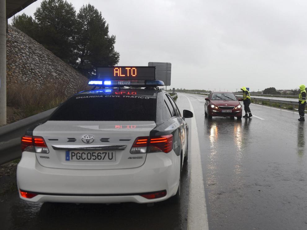 A mediodía, los agentes de la Guardia Civil ya impidieron el paso de vehículos por Monrepós.