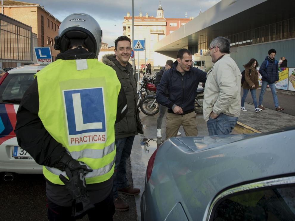 Desplazamiento a Calatayud. Los examinadores de Tráfico de Zaragoza dan servicio a los alumnos de toda la provincia, y para ello no solo ejercen en la capital aragonesa, sino que se desplazan a tres de sus municipios más importantes. El viernes acudieron a hacer las pruebas a Calatayud, pero también van a Ejea y Tarazona.