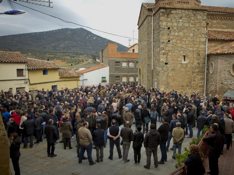 La plaza de la iglesia se llenó de familiares, amigos y vecinos de Codos y otras localidades antes de que comenzara la misa.