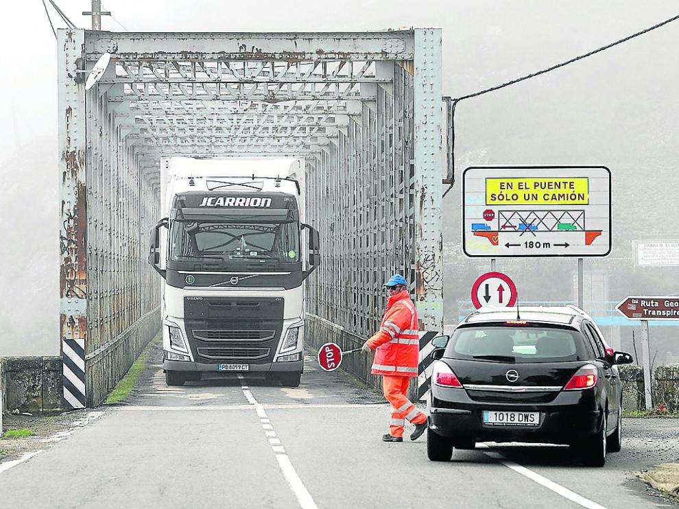 Operarios dan paso alternativo a los vehículos en el puente de La Peña, el punto más conflictivo.