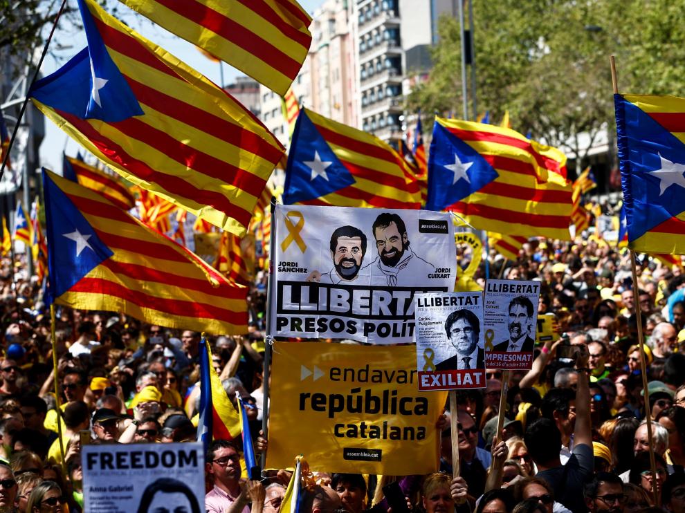 Los partidos independentistas y los comunes se suman a la manifestación convocada por Espai Democràcia i Convivència, con el lema "Por los derechos y las libertades, por la democracia y la cohesión, os queremos en casa", coincidiendo con los 6 meses del ingreso en prisión de Jordi Cuixart (Ómnium) y Jordi Sánchez (exANC).