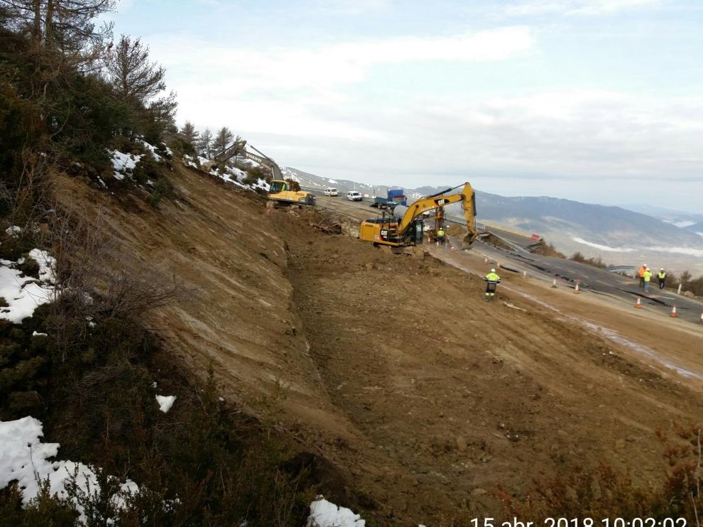 Dos retroexcavadoras, en pleno desmonte para abrir un paso provisional en Monrepós, este domingo