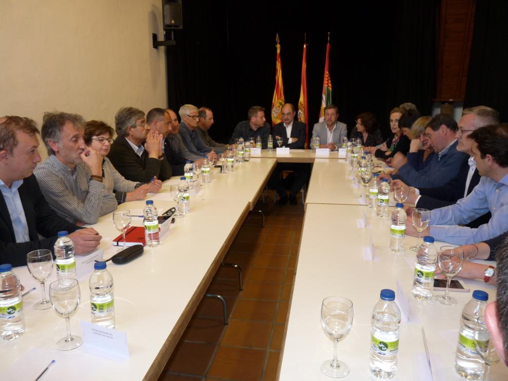 Lambán ha presidido la reunión en Sabiñánigo con responsables autonómicos, provinciales, comarcales y locales