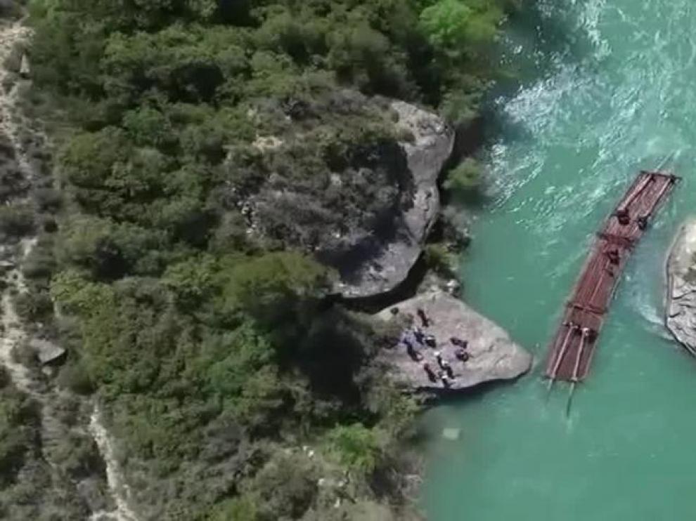 Descenso de navatas por el río Gallego a vista de dron