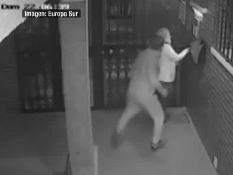 Brutal paliza a una sexagenaria en un portal