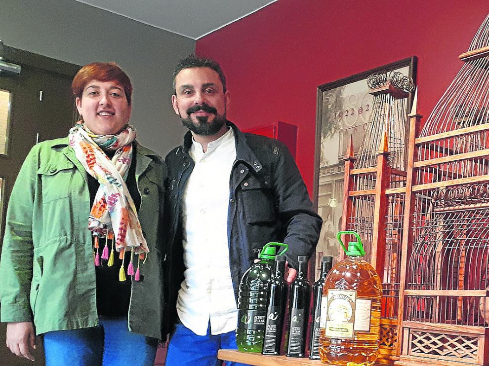 Verónica Esteban, gerente de la cooperativa San Isidro, y Javier Sancho, en las instalaciones de la almazara.