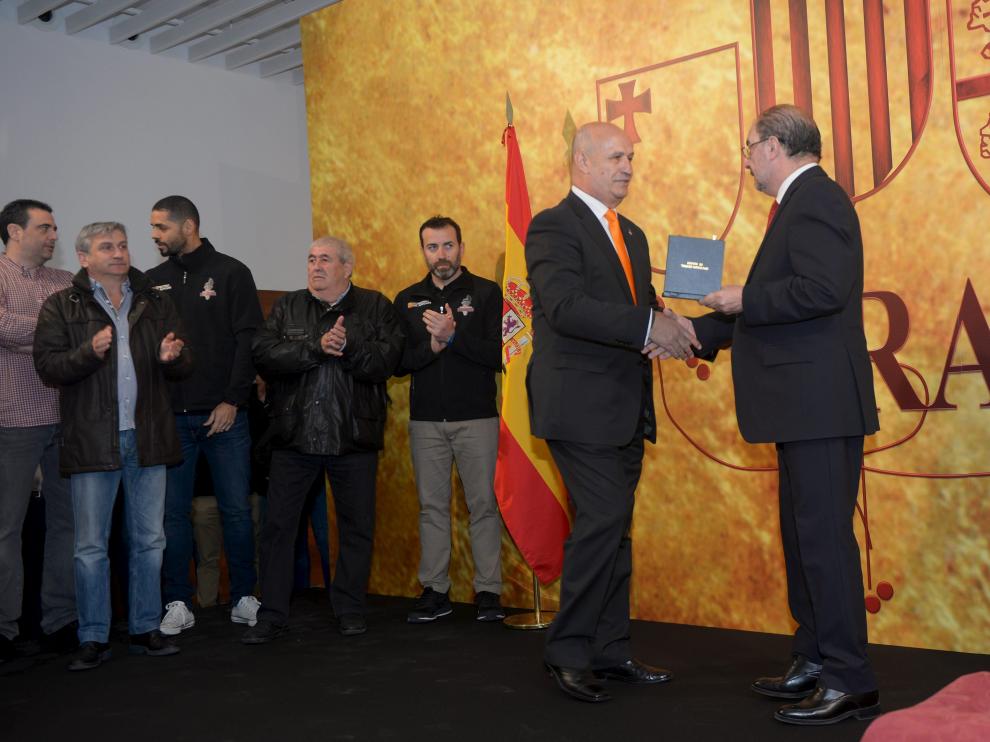 El presidente aragonés, Javier Lambán, entrega la Medalla al Mérito Deportivo al presidente del CV Teruel, Carlos Ranera.