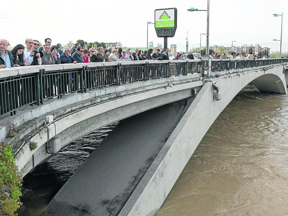 Los zaragozanos se acercaron al puente de Santiago y a las riberas para seguir la evolución de la crecida.