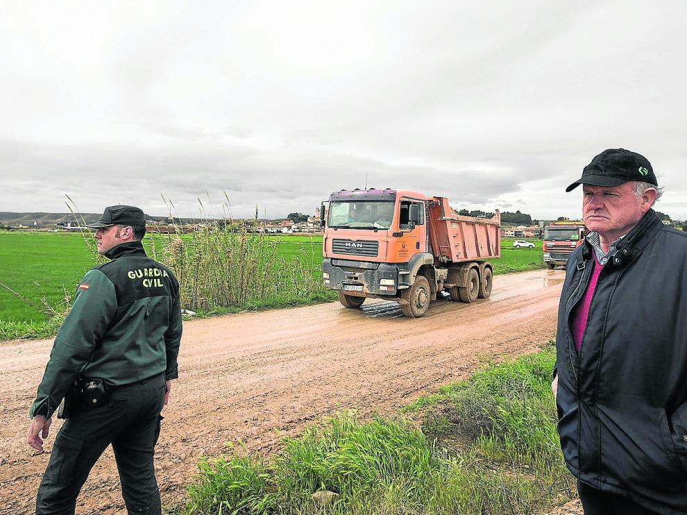 Camiones cargados de tierra transitan por el embarcadero de Quinto donde se levantó una segunda mota de contención.