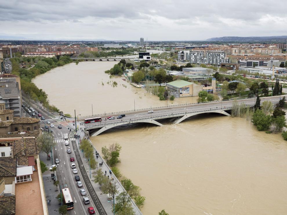 Panorámica de la crecida del Ebro a su paso por Zaragoza, este lunes.