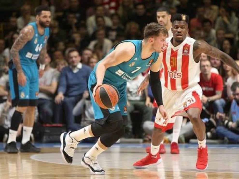 Doncic es defendido por Dylan Ennis.