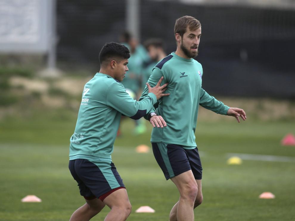 El delantero Cucho Hernández sujeta al central Pulido en un entrenamiento reciente en el instituto Montearagón.