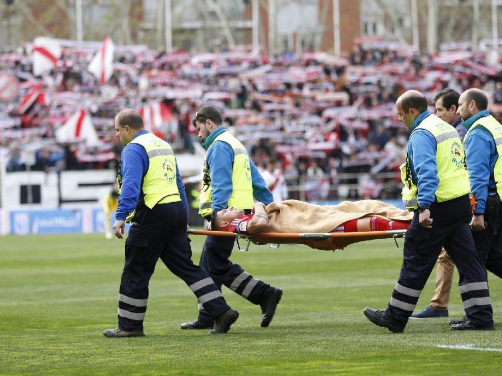 Grippo es retirado en camilla en el minuto 24 del partido de Vallecas.