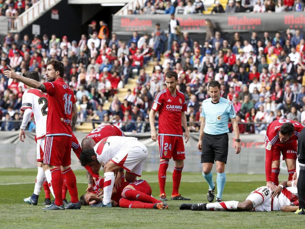 Grippo, a la izquierda, caído en el suelo inconsciente tras chocar cabeza con cabeza con Ba, jugador del Rayo (a la dcha.), el domingo en Vallecas.