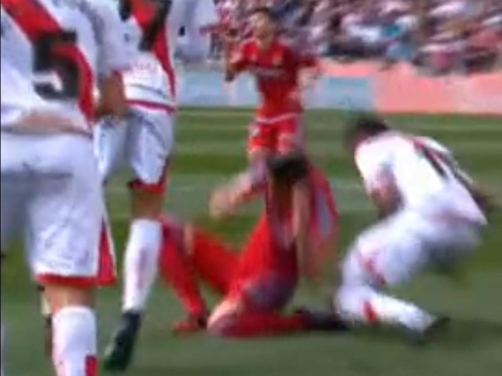 Momento en el que Grippo cae al suelo conmocionado, sin control, con el mal giro de la rodilla izquierda al llegar al césped de Vallecas.