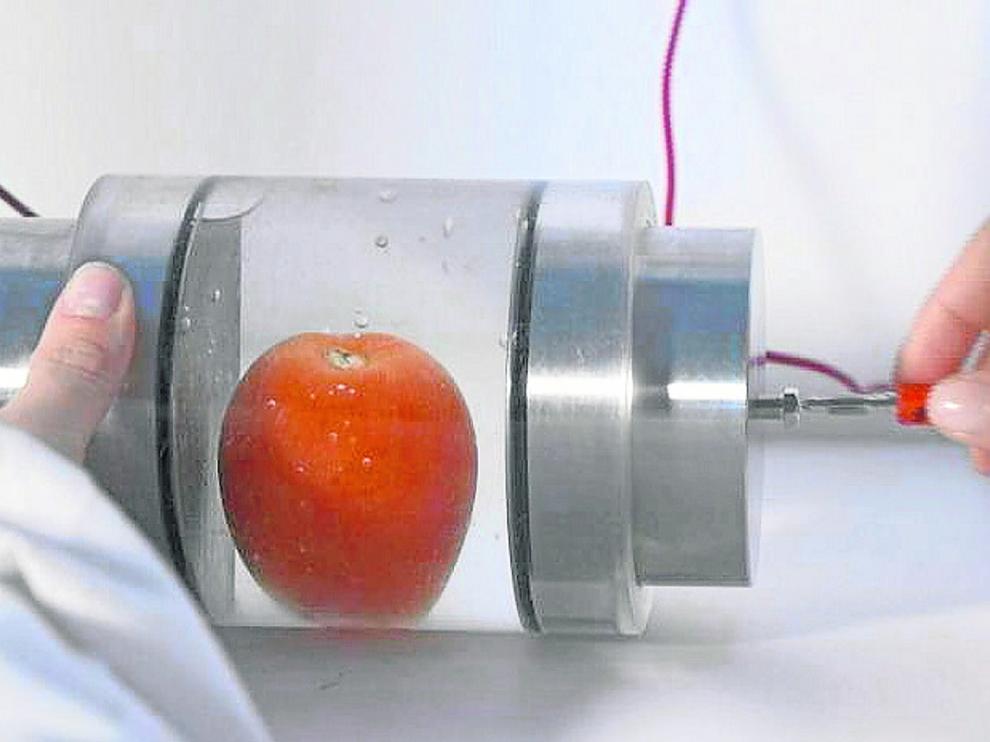 Aplicación de la tecnología de pulsos eléctricos de alto voltaje en alimentos.
