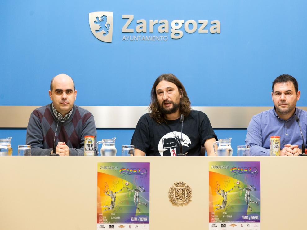 El concejal Pablo Híjar, en el centro, en la presentación de la cita deportiva.