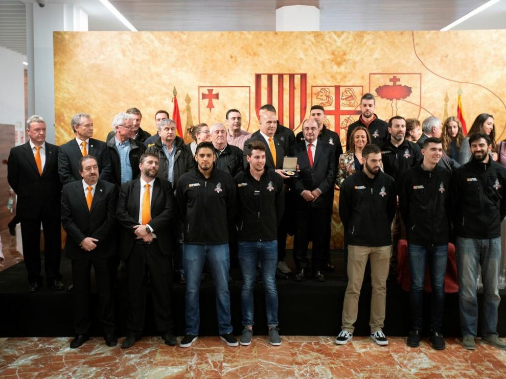 La plantilla y directiva del Club Voleibol Teruel recibiendo la medalla al mérito deportivo, entregada por el presidente de Aragón, Javier Lambán (c), durante el acto institucional de celebración adelantada del Día de Aragón en Teruel.