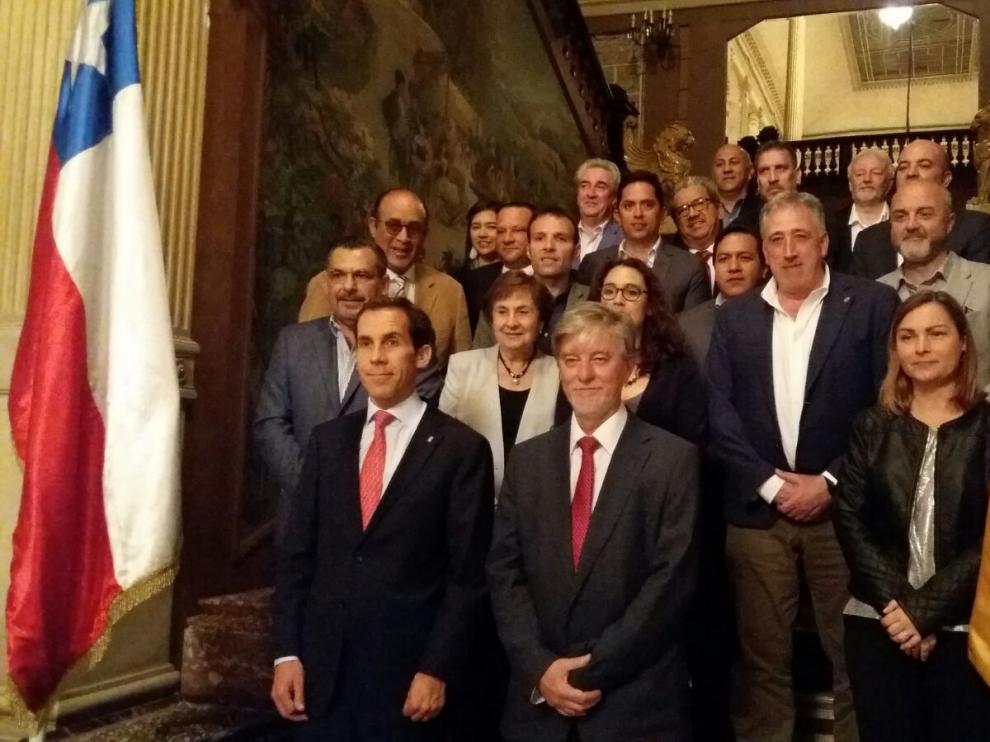 El alcalde, Pedro Santisteve, en primer término junto a otros participantes en el congreso del Cideu