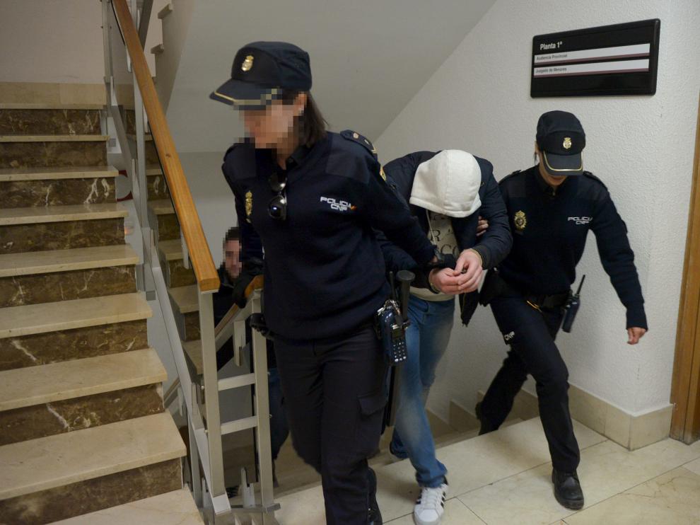 Carlos Martín, que está en prisión por hechos anteriores, llegando ayer al Juzgado de lo Penal.