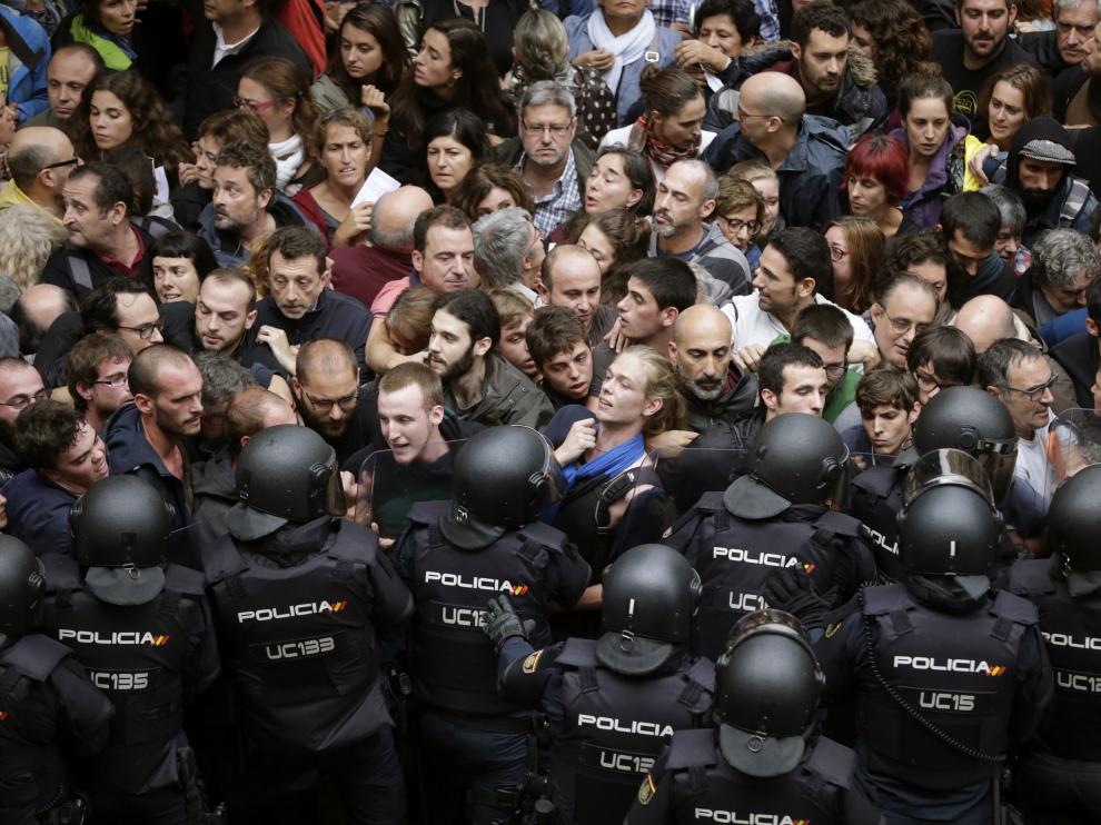 Agentes de la Policía Nacional en los alrededores del colegio Ramón Llull de Barcelona durante el 1-O.