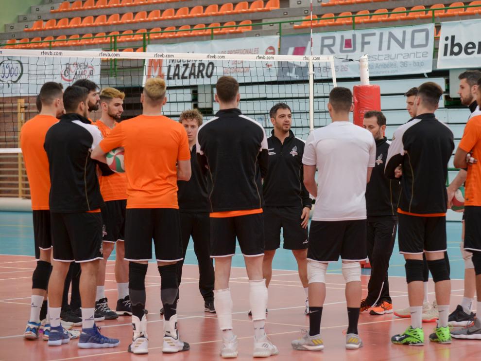 El entrenador, Miguel Rivera, imparte instrucciones a los jugadores del CVTeruel en Los Planos en el entrenamiento de este martes.