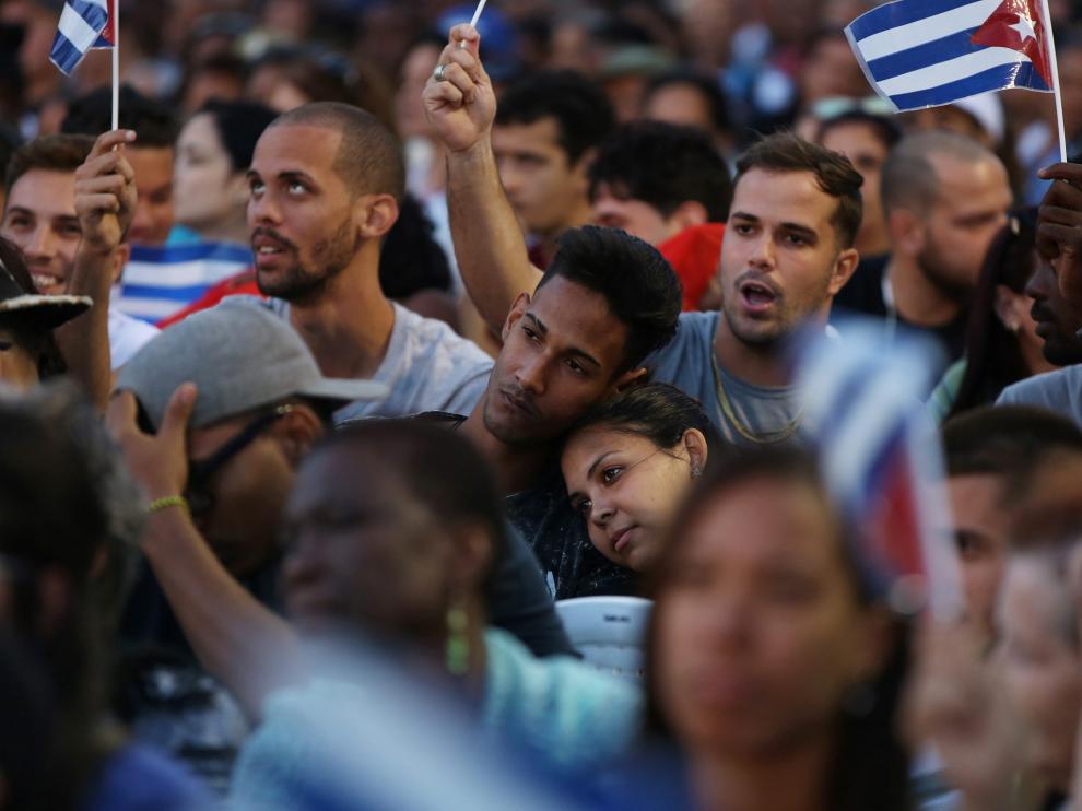 Jóvenes cubanos durante un acto político en La Habana.