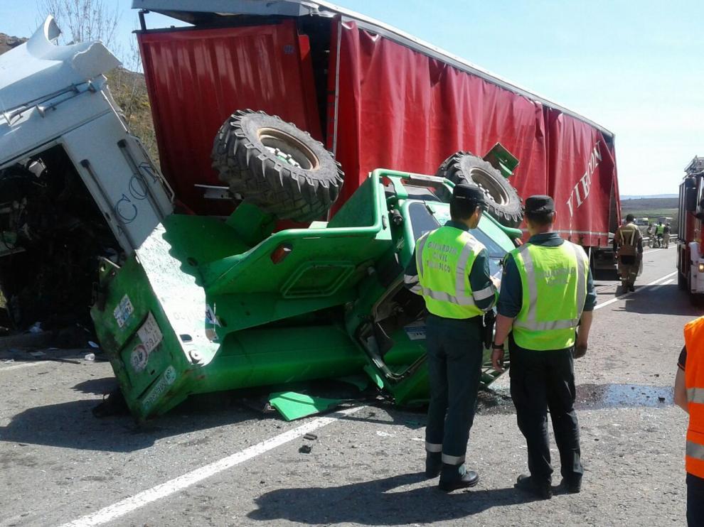 Uno de los dos camiones accidentados transportaba maquinaria agrícola