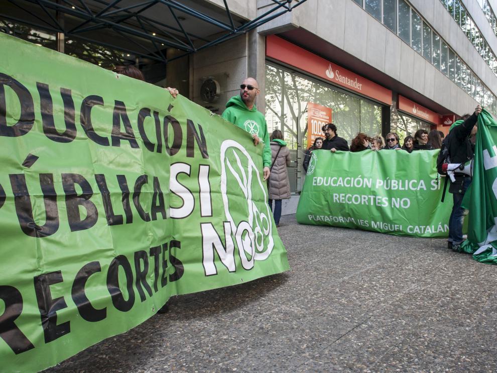 Un acto de la 'marea verde' organizado en Zaragoza en 2013.