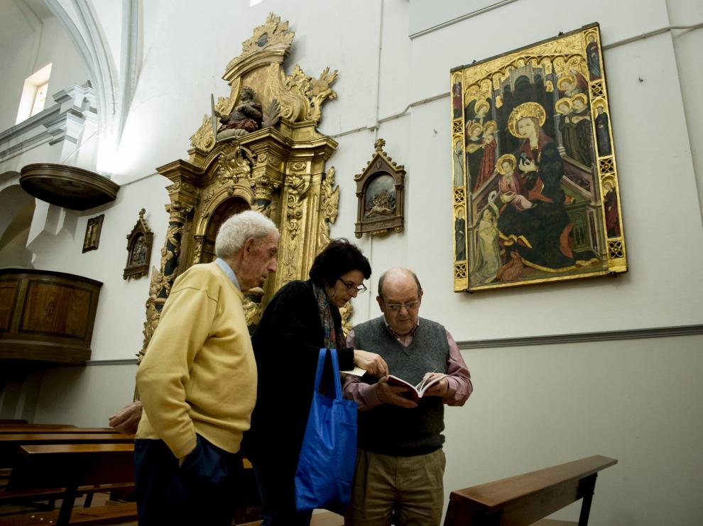 Agustín Láinez, Lourdes Gallego y Francisco Sánchez, bajo la tabla situada en la iglesia.