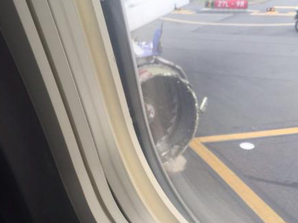 Estado en el que quedó una de las turbinas del avión tras estallar.