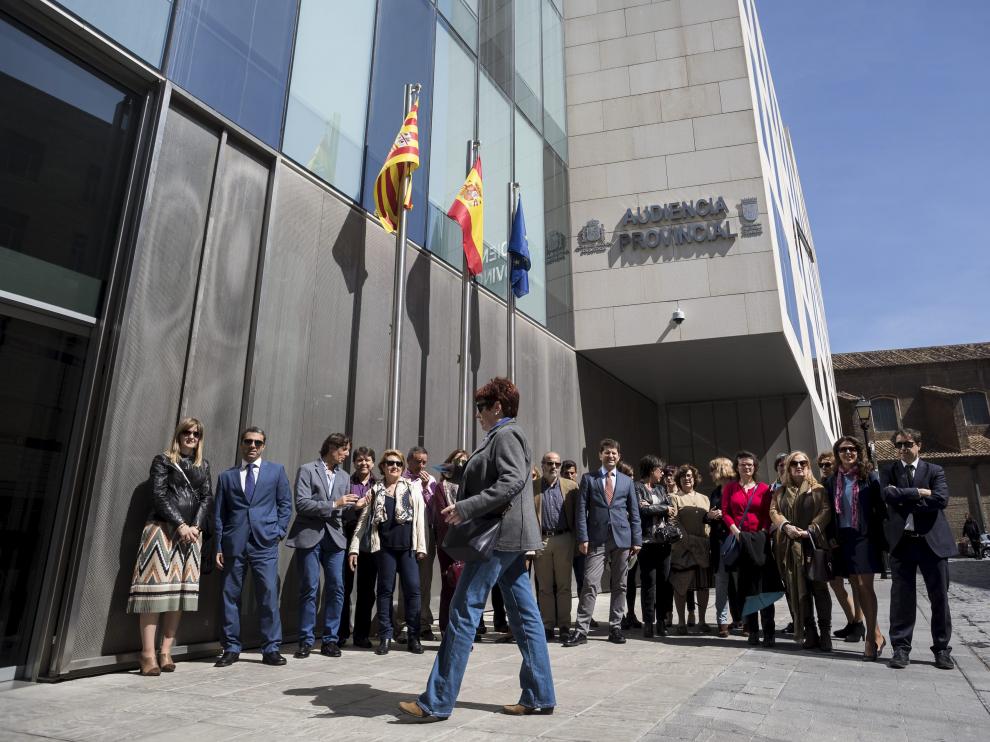 Un momento de la concentración celebrada este miércoles ante la Audiencia Provincial de Zaragoza.