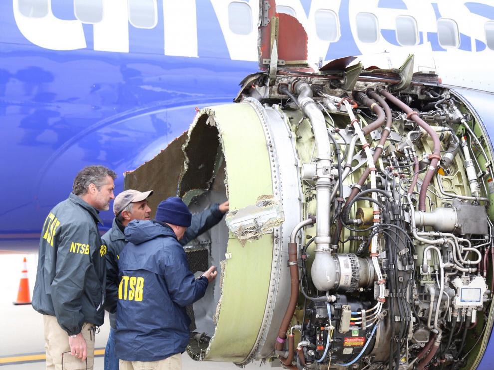 Investigadores inspeccionado uno de los motores del vuelo accidentado