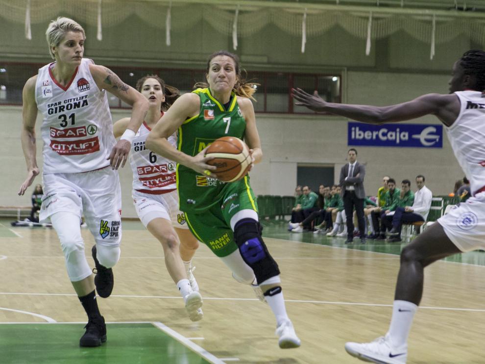 Paola Ferrari penetra a canasta ante las jugadoras del Girona Colhado, Busch y Mendi.
