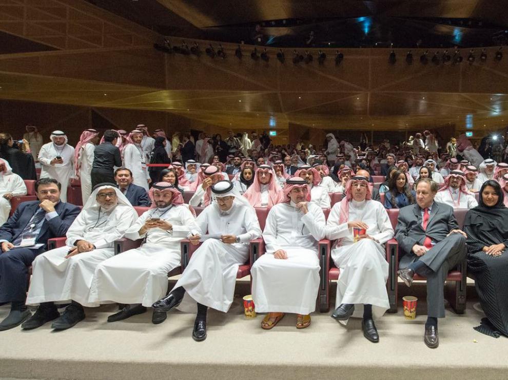 Publico asistente a la inauguración del primer cine de Arabia Saudí 35 años después de su prohibición.