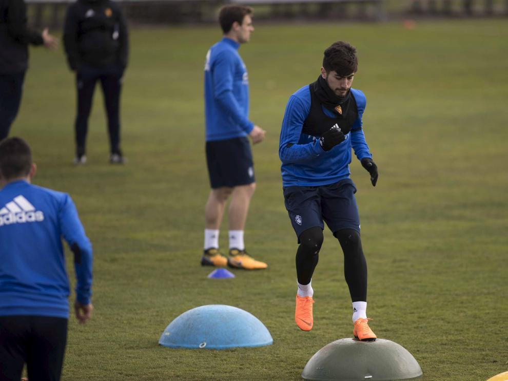 Papunashvili realiza un ejercicio en un entrenamiento del Real Zaragoza.