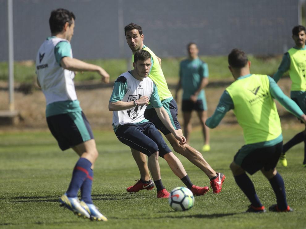 Álex Gallar en el centro de la imagen, este miércoles durante el entrenamiento del Huesca en el instituto Monteragón.