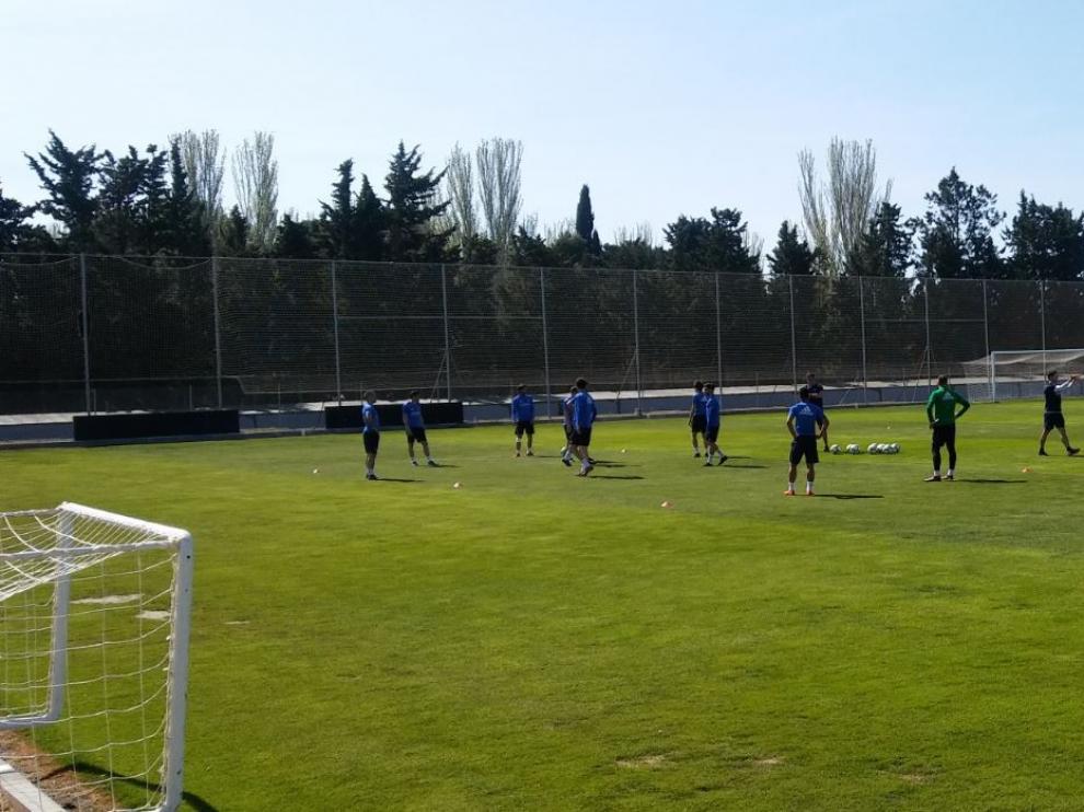Varios jugadores del Real Zaragoza al inicio del entrenamiento de este miércoles en la Ciudad Deportiva.