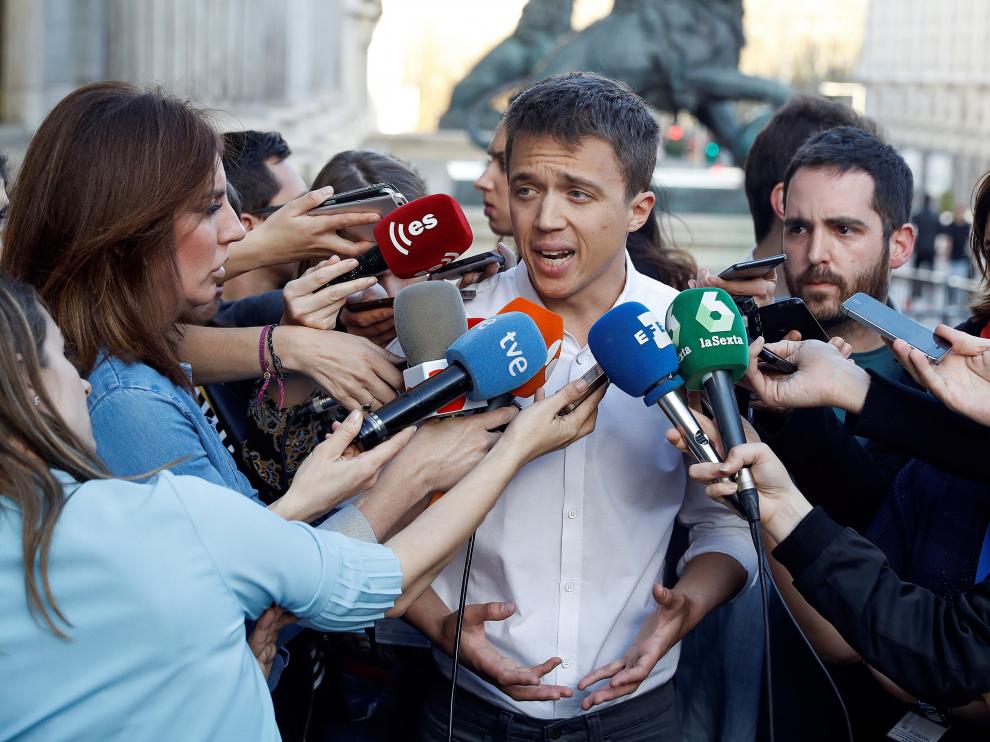 Íñigo Errejón atendiendo a los medios