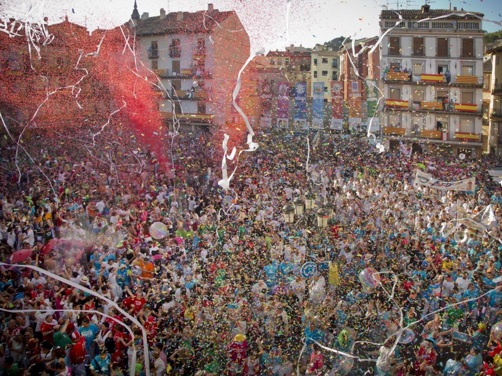 El chupinazo de Calatayud reunió el año pasado a cientos de peñistas.