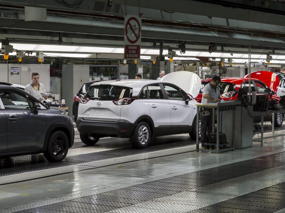 Cadena de montaje de Opel España. Android trabaja dentro de la fábrica.