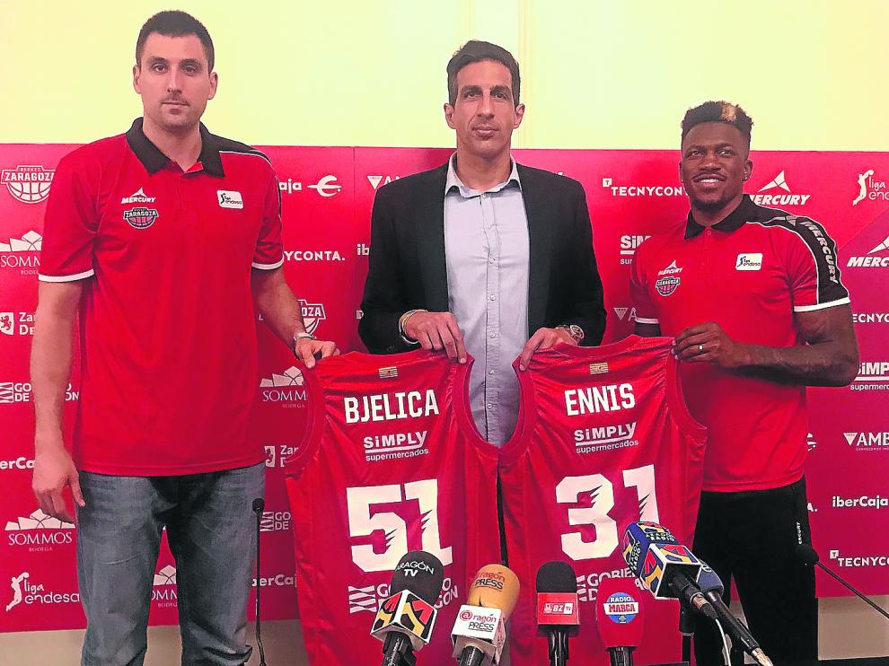 Bjelica izquierda y Ennis derecha, junto al director técnico del Tecnyconta, Salva Guardia, en el Hotel Silken Reino de Aragón.