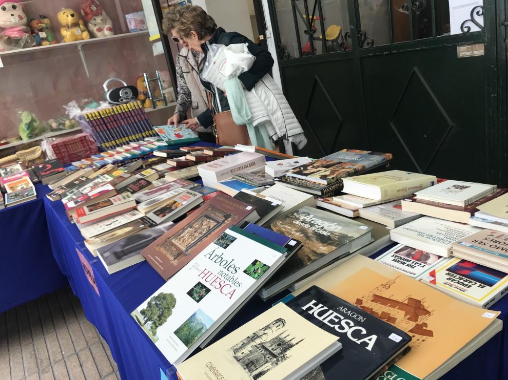 Mercadillo de libros recuperados de Cáritas en Huesca.
